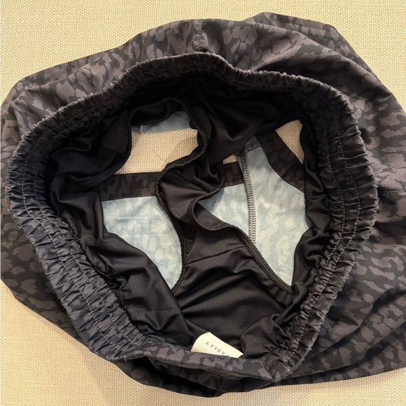 Women’s Varley Gray Animal Print Patterned Athletic Shorts size large - Picture 6 of 7